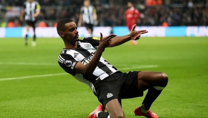 非走不可？英超银靴与球队决裂，挡不住豪门诱惑，球迷怒烧其球衣